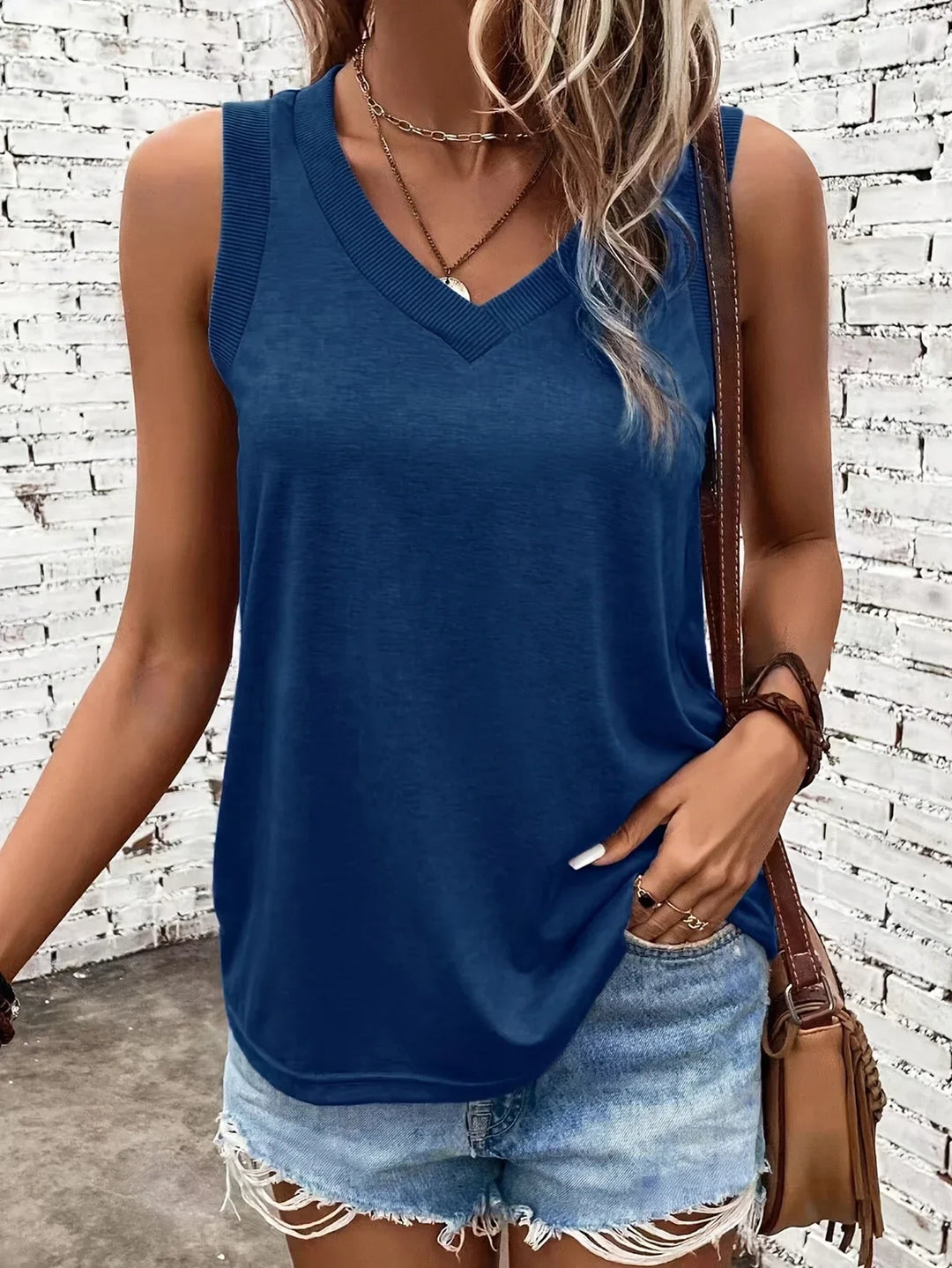 Analia - Breathable V-Neck And Sleeveless Top