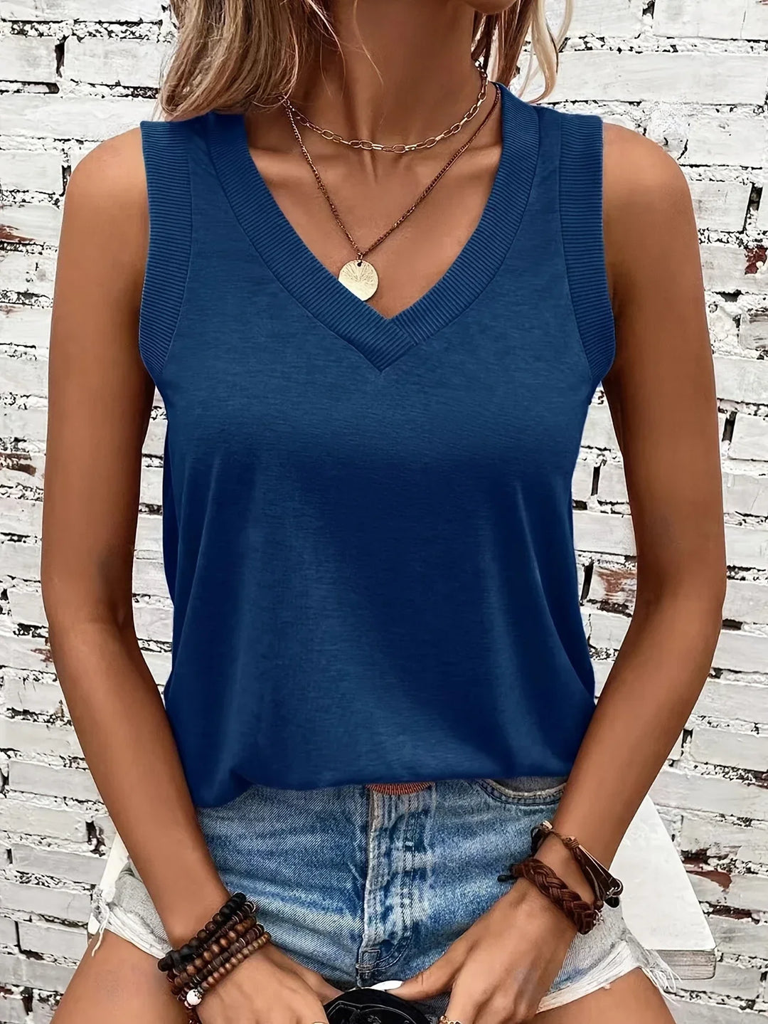 Analia - Breathable V-Neck And Sleeveless Top